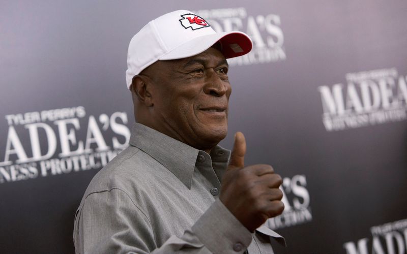 © Reuters. FILE PHOTO: Cast member John Amos arrives for the New York premiere of 