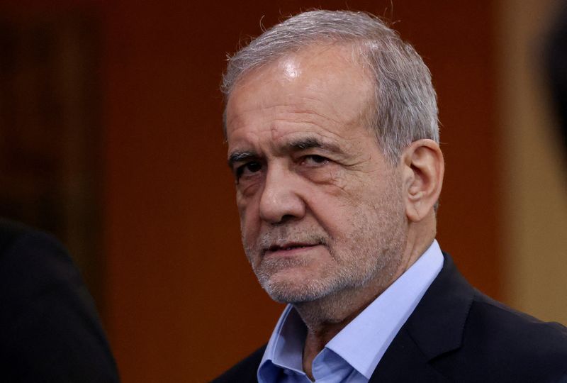 © Reuters. FILE PHOTO: Iran's President Masoud Pezeshkian looks on, on the sidelines of the 79th United Nations General Assembly at U.N. headquarters in New York, U.S., September 24, 2024.  REUTERS/Caitlin Ochs/File Photo