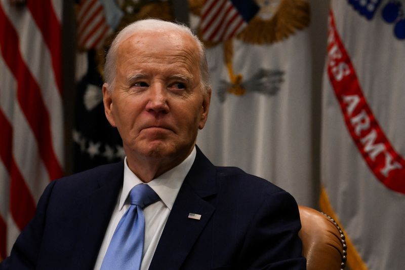 © Reuters. U.S. President Biden receives interagency briefing on Hurricane Helene response and recovery efforts in the Roosevelt Room in the White House in Washington, U.S., October 1, 2024. REUTERS/Annabelle Gordon