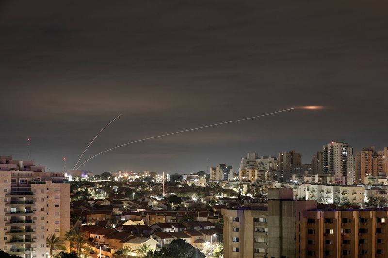 &copy; Reuters. FILE PHOTO: A trail of smoke is seen as rockets from Gaza are intercepted in the early morning, as seen from Ashkelon, Israel, February 23, 2023. REUTERS/Amir Cohen/File Photo