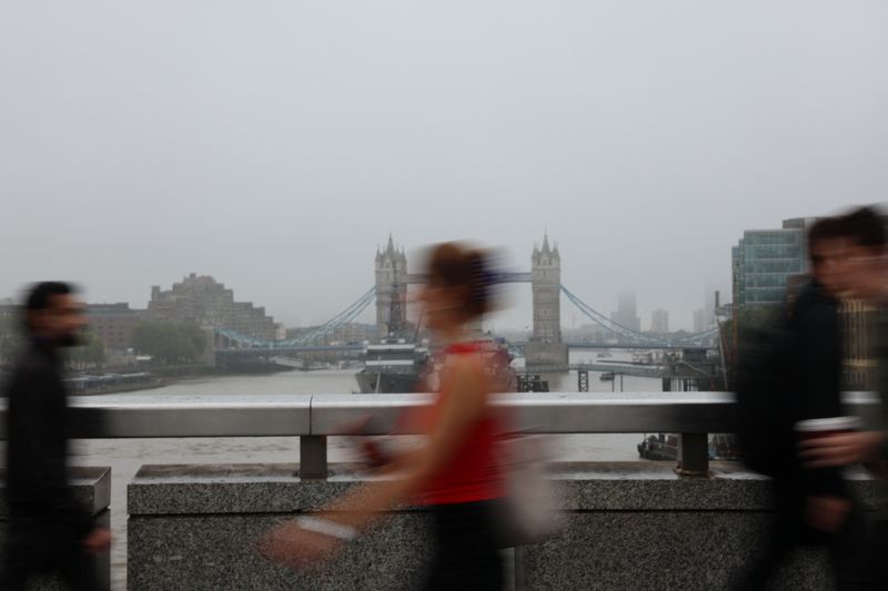 &copy; Reuters. FILE PHOTO: People walk across London Bridge during the morning rush hour, in London, Britain, September 6, 2024. REUTERS/Mina Kim/File Photo