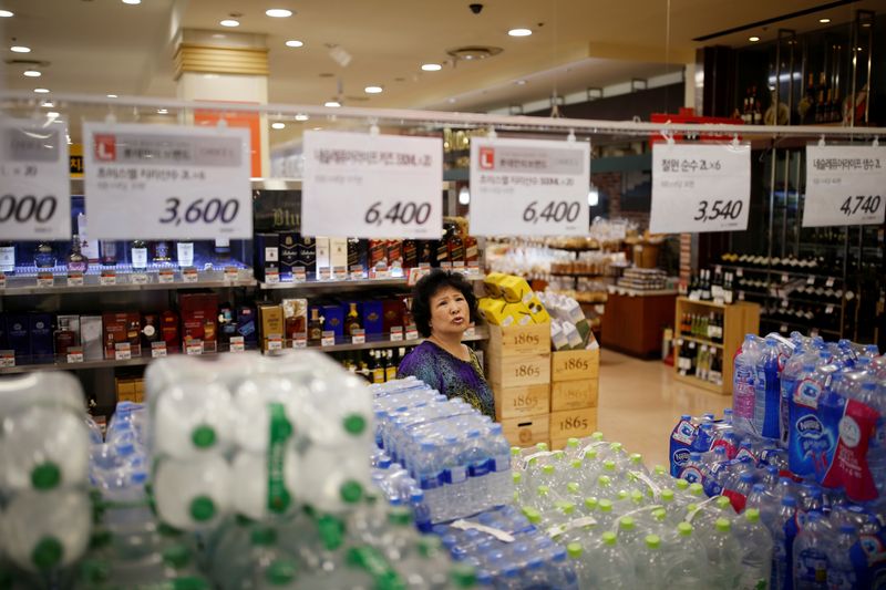 &copy; Reuters. FILE PHOTO: A woman shops at a market in Seoul, South Korea, July 26, 2016. REUTERS/Kim Hong-Ji/File Photo