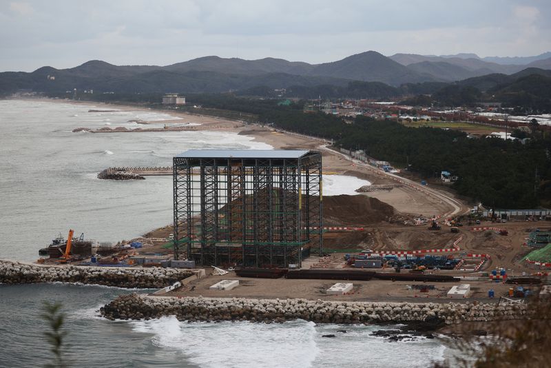 © Reuters. FILE PHOTO: A factory to produce structures that are to be installed in the water off erosion-affected Maengbang beach is seen in Samcheok, South Korea, November 3, 2021. REUTERS/Kim Hong-Ji/File Photo