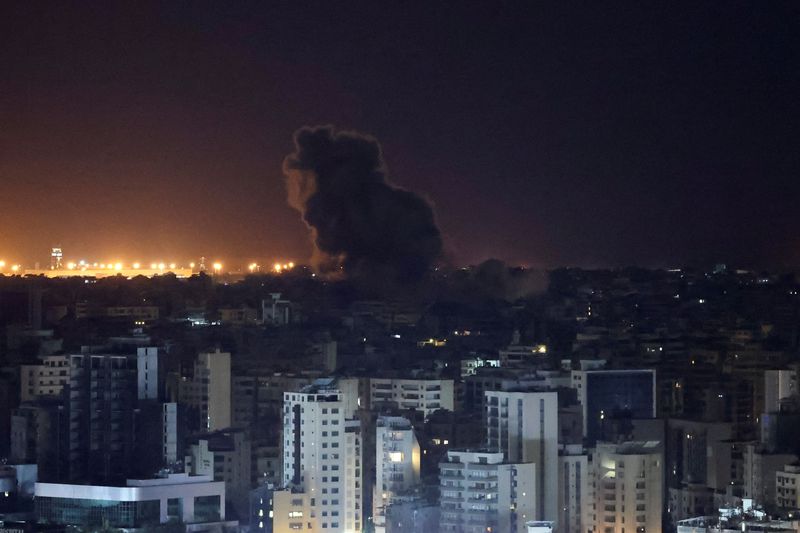 © Reuters. Smoke rises over Beirut's southern suburbs after a strike, amid ongoing hostilities between Hezbollah and Israeli forces, as seen from Sin El Fil, Lebanon, October 2, 2024. REUTERS/Amr Abdallah Dalsh