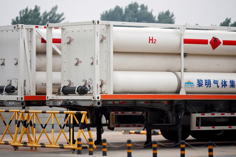 © Reuters. FILE PHOTO: Hydrogen trailers are seen at a hydrogen refuelling station during an organised media tour to a hydrogen energy demonstration zone in Daxing district of Beijing, China May 31, 2023. REUTERS/Florence Lo