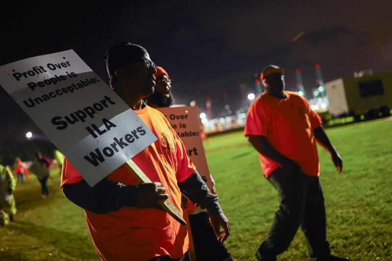 &copy; Reuters. Port workers from the International Longshoremen's Association (ILA) participate in a strike at the Virginia International Gateway in Portsmouth, Virginia, U.S., October 1, 2024. REUTERS/Jose Luis Gonzalez