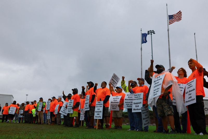 © Reuters. Port workers from the International Liquidators Association (ILA) participate in a strike at the Virginia International Gateway in Portsmouth, Virginia, U.S., October 1, 2024. REUTERS/Jose Luis Gonzalez