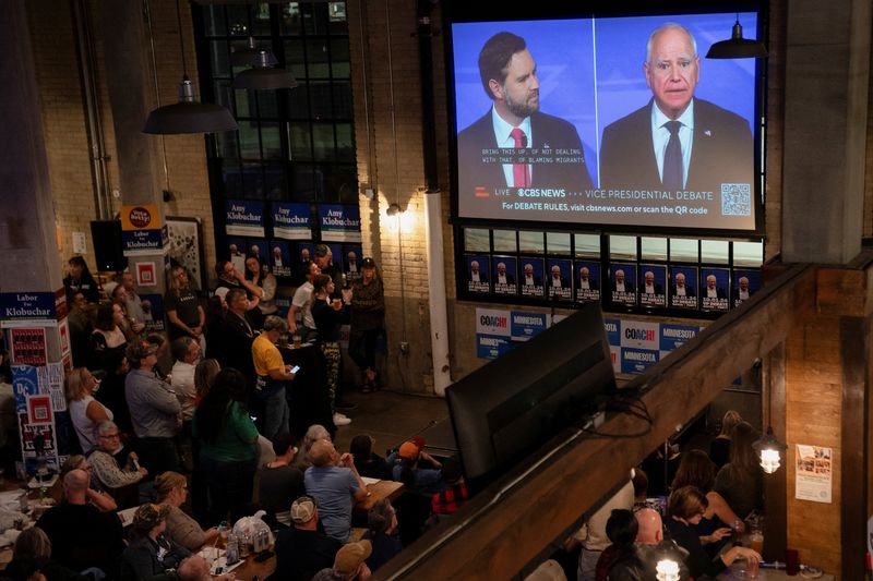 © Reuters. People attend a watch party event coordinated by the Minnesota Democratic party and the Harris-Walz campaign to watch Democratic vice presidential nominee Minnesota Governor Tim Walz debate Republican vice presidential nominee U.S. Senator J.D. Vance (R-OH) in St. Paul, Minnesota, U.S., October 1, 2024. REUTERS/Erica Dischino