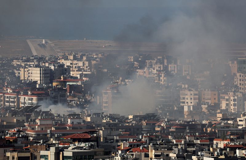 &copy; Reuters. Un aereo decolla all'aeroporto internazionale di Beirut-Rafic Hariri mentre il fumo si alza sulla periferia meridionale di Beirut dopo un attacco, tra le ostilità in corso tra Hezbollah e le forze israeliane, visto da Sin El Fil, Libano, 2 ottobre 2024. 