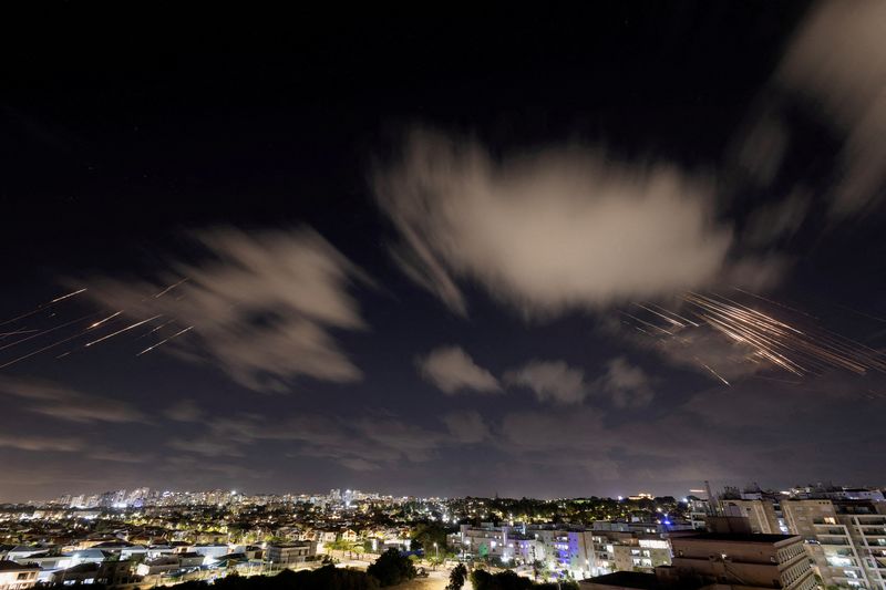 &copy; Reuters. Il sistema antimissile israeliano Iron Dome intercetta i razzi dopo che l'Iran ha lanciato una salva di missili balistici, visto da Ashkelon, Israele, 1 ottobre 2024. REUTERS/Amir Cohen