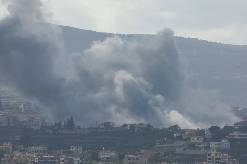 © Reuters. Smoke billows amid the ongoing hostilities between Hezbollah and Israeli forces, as seen from Tyre, southern Lebanon October 2, 2024. REUTERS/Aziz Taher