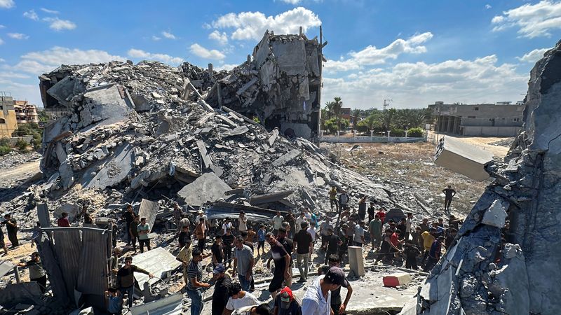 &copy; Reuters. FILE PHOTO: Palestinians gather at the site of an Israeli strike on a residential building, amid the Israel-Hamas conflict, in Nuseirat in the central Gaza Strip September 30, 2024. REUTERS/Khamis Al-Rifi/File Photo