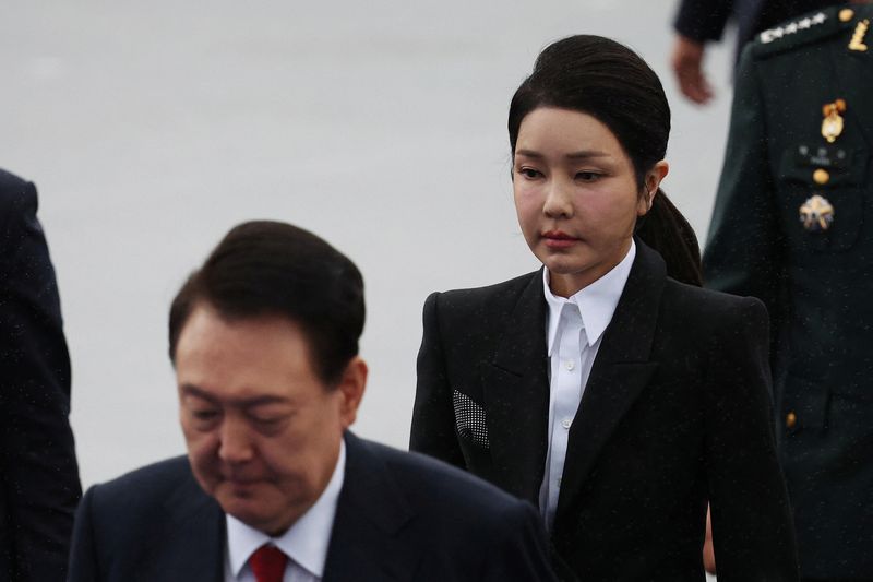 © Reuters. South Korean President Yoon Suk Yeol and his wife Kim Keon Hee arrive for a celebration to mark 76th anniversary of Korea Armed Forces Day, in Seongnam, South Korea, October 1, 2024. REUTERS/Kim Hong-Ji/Pool