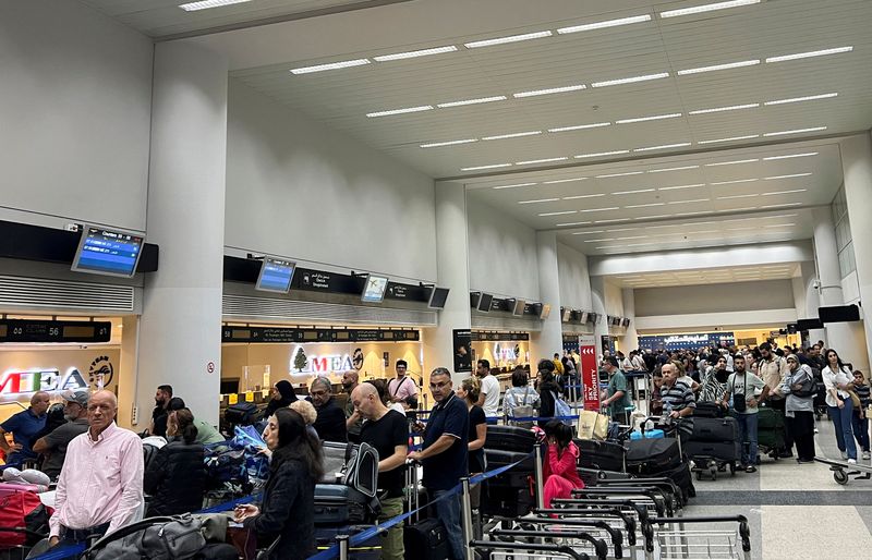 © Reuters. Passengers queue at the check-in counters at Beirut-Rafic Al Hariri International Airport, in Beirut, Lebanon October 2, 2024. REUTERS/Yara Abi Nader