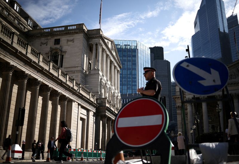 © Reuters. FILE PHOTO: People walk outside the Bank of England in the City of London financial district in London, Britain May 11, 2023. REUTERS/Henry Nicholls/File Photo