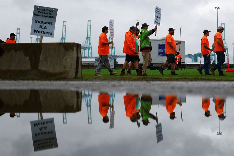 &copy; Reuters. Port workers from the International Longshoremen's Association (ILA) participate in a strike in the Virginia International Gateway in Portsmouth, Virginia, U.S., October 1, 2024. REUTERS/Jose Luis Gonzalez