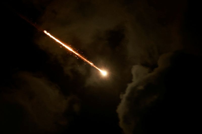 &copy; Reuters. FILE PHOTO: A projectile is seen in the sky after Iran fired a salvo of ballistic missiles, amid cross-border hostilities between Hezbollah and Israel, as seen from Tel Aviv, Israel, October 1, 2024. REUTERS/Ammar Awad/File Photo