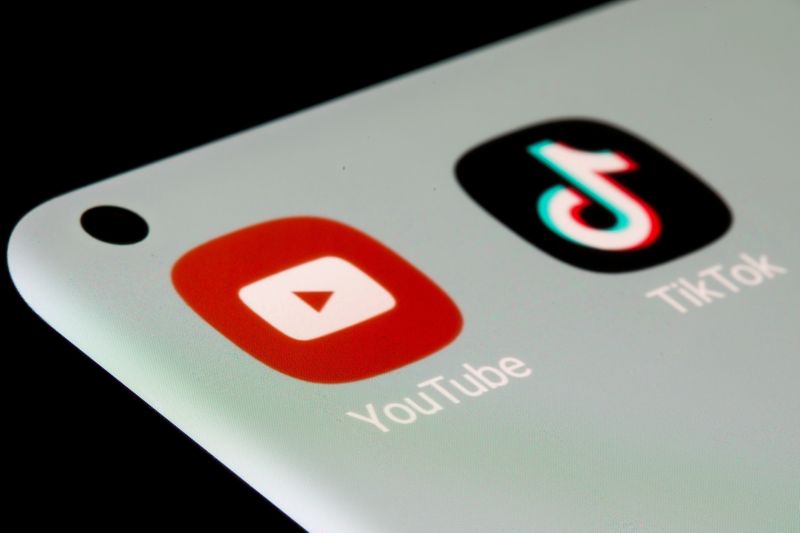 &copy; Reuters. FILE PHOTO: YouTube and TikTok apps are seen on a smartphone in this illustration taken, July 13, 2021. REUTERS/Dado Ruvic/Illustration/File Photo