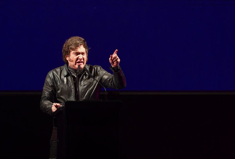 &copy; Reuters. FILE PHOTO: Argentine President Javier Milei gestures as he delivers remarks onstage during a rally to launch his party, La Libertad Avanza, nationally, in Buenos Aires, Argentina September 28, 2024. REUTERS/Matias Baglietto/File Photo