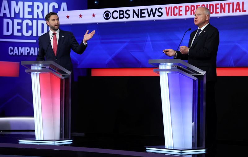 &copy; Reuters. JD Vance e Tim Walz durante debate em Nova Yorkn 1/10/2024    REUTERS/Mike Segar