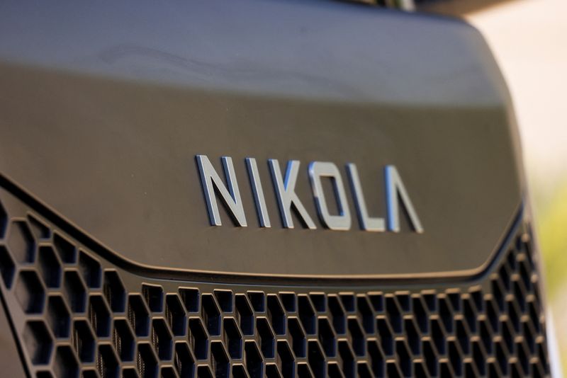 © Reuters. FILE PHOTO: The logo of Nikola is seen on a truck, during the press day preview of the Los Angeles Auto Show in Los Angeles, California, U.S. November 16, 2023.  REUTERS/David Swanson/File Photo