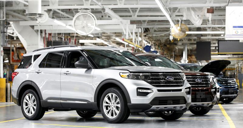 © Reuters. FILE PHOTO: 2020 Ford Explorer cars are seen at Ford's Chicago Assembly Plant in Chicago, Illinois, U.S. June 24, 2019. REUTERS/Kamil Krzaczynski/File Photo