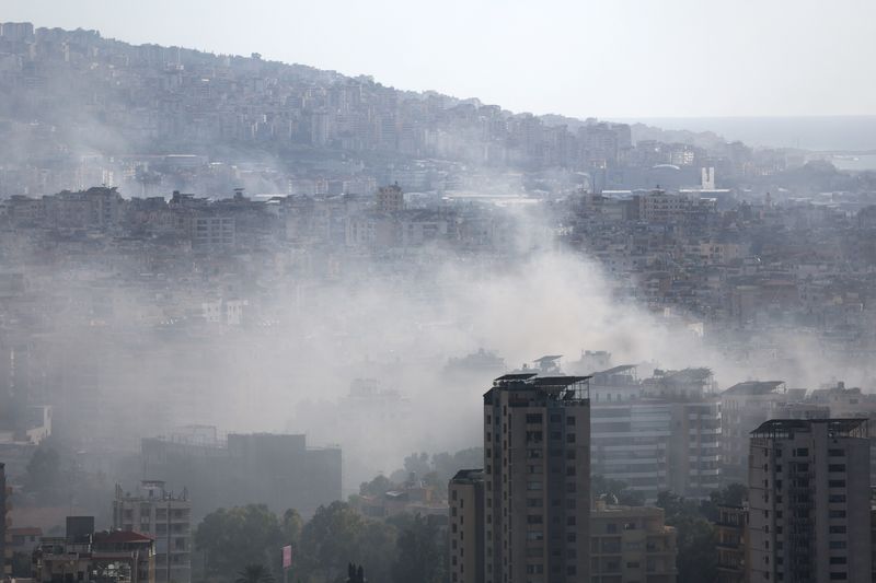 © Reuters. Smoke rises over Beirut's southern suburbs after an Israeli strike, amid the ongoing hostilities between Hezbollah and Israeli forces, as seen from Sin El Fil, Lebanon October 2, 2024. REUTERS/Amr Abdallah Dalsh