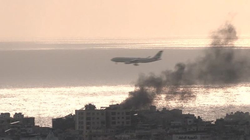 &copy; Reuters. Avião passa por fumaça gerada por ataque em Beirute, no Líbanon01/10/2024nReuters TV/via REUTERS