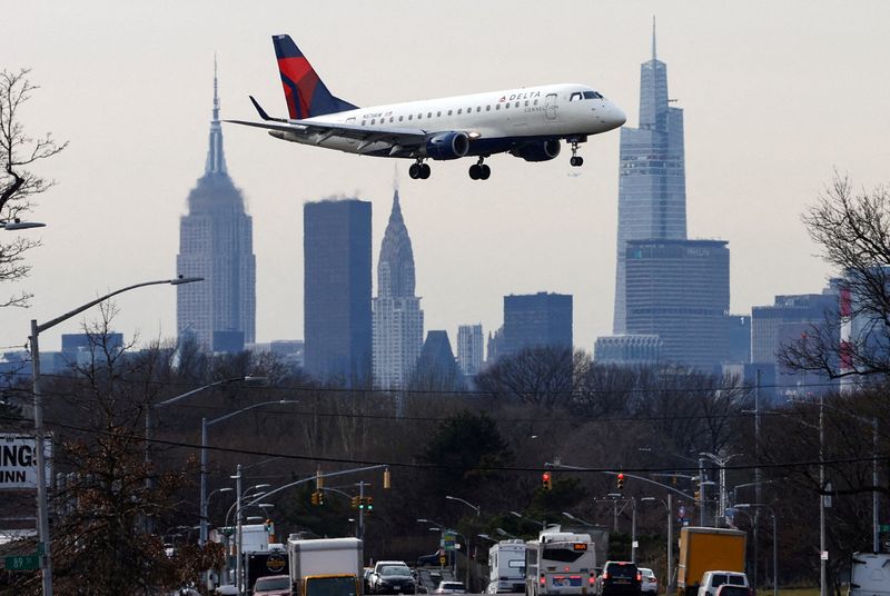 &copy; Reuters. FILE PHOTO: A Delta Airlines jet comes in for a landing in front of the Empire State Building and Manhattan skyline in New York City, New York, U.S., January 11, 2023. REUTERS/Mike Segar/File Photo