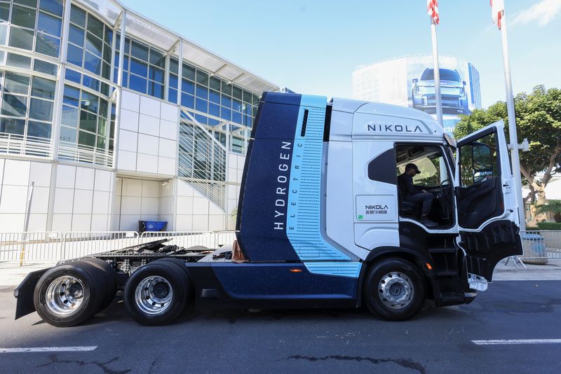 © Reuters. FILE PHOTO: A Nikola Hydrogen Fuel Cell EV is displayed during the press day preview of the Los Angeles Auto Show in Los Angeles, California, U.S. November 16, 2023.  REUTERS/David Swanson/File Photo