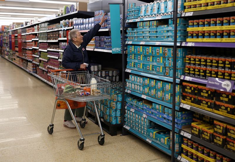 &copy; Reuters. A customer shops inside a Sainsbury's supermarket in Cobham, Britain, October 2, 2024. REUTERS/Mina Kim