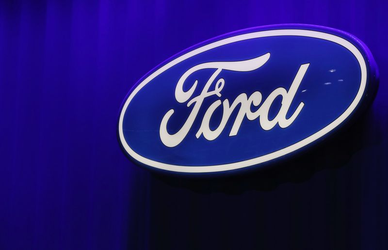 &copy; Reuters. Il logo Ford al Salone dell'Automobile a Detroit, Michigan. REUTERS/Brendan McDermid