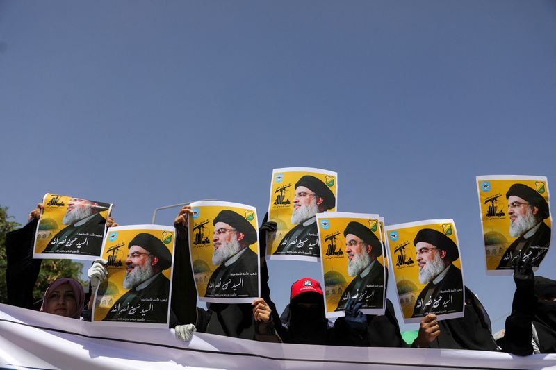 © Reuters. Students hold posters of Hassan Nasrallah, the assassinated chief of Lebanon's Hezbollah, during a rally in Sanaa, Yemen October 2, 2024. REUTERS/Khaled Abdullah