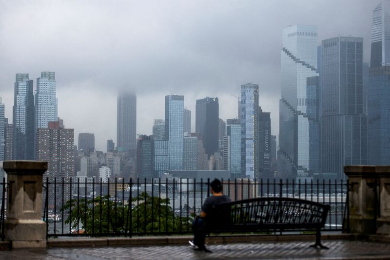 &copy; Reuters. FILE PHOTO: A person looks at the Empire State building and the New York skyline covered in fog during a rainy morning, as seen from Weehawken, New Jersey, U.S., July 23, 2024.  REUTERS/Eduardo Munoz/File Photo