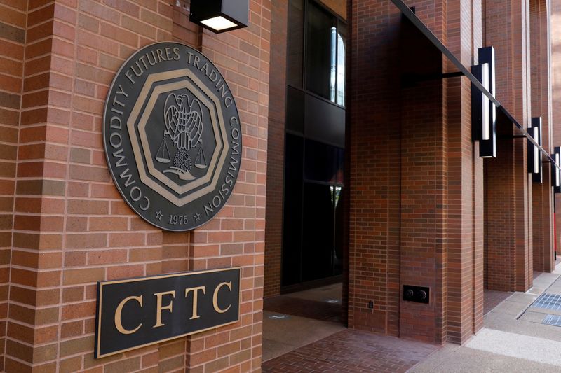 © Reuters. FILE PHOTO: Signage is seen outside of the US Commodity Futures Trading Commission (CFTC) in Washington, D.C., U.S., August 30, 2020. REUTERS/Andrew Kelly/File Photo