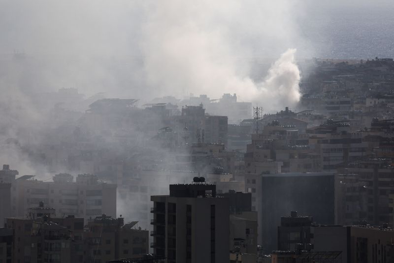 &copy; Reuters. Fumaça em um subúrbio de Beirute após ataque de Israel, em Sin El Fil, Líbanon02/10/2024nREUTERS/Amr Abdallah Dalsh