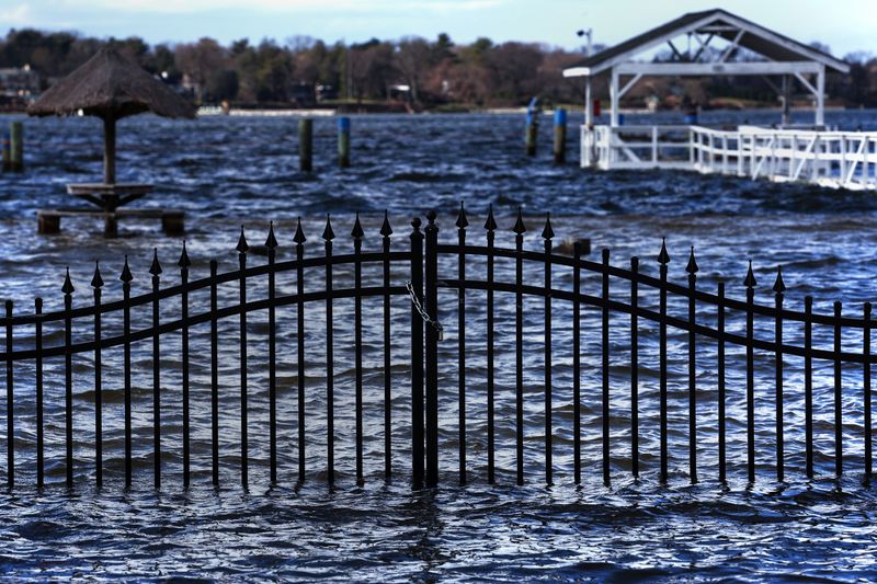 © Reuters. FILE PHOTO: Flooded waters rise from Manhasset Bay, as dangerous and damaging weather conditions made its way across the United States, on the North Shore of Long Island in Port Washington, New York, U.S., January 13, 2024.  REUTERS/Shannon Stapleton/File Photo