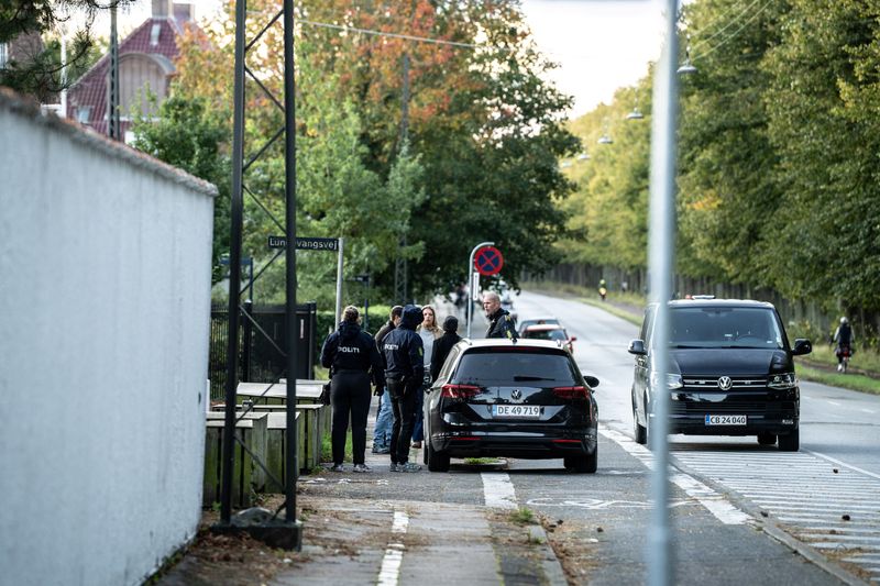 &copy; Reuters. Policiais investigam duas explosões perto da embaixada de Israel em Copenhague, Dinamarcan02/10/2024nEmil Nicolai Helms/Ritzau Scanpix/via REUTERS