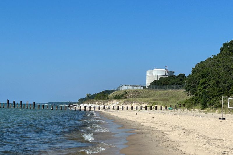 © Reuters. FILE PHOTO: A view of the grounds at the Palisades nuclear reactor in Covert Township, Michigan, U.S., August 14, 2024. REUTERS/Phil Stewart/File Photo