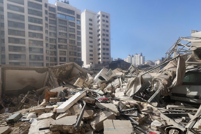 &copy; Reuters. General view of the damage in the aftermath of Israeli strikes in Chiyah, amid the ongoing hostilities between Hezbollah and Israeli forces, Lebanon October 2, 2024. REUTERS/Mohamed Azakir