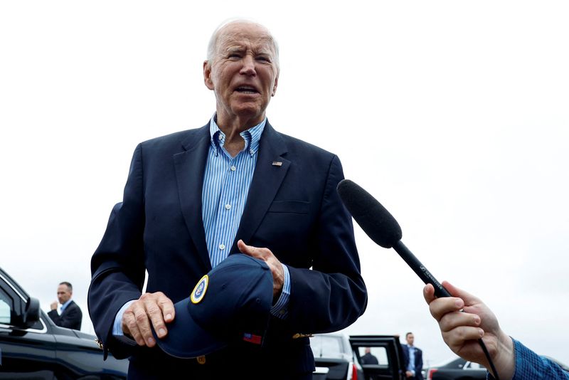 &copy; Reuters. Il presidente Usa Joe Biden parla con la stampa in Maryland. REUTERS/Evelyn Hockstein