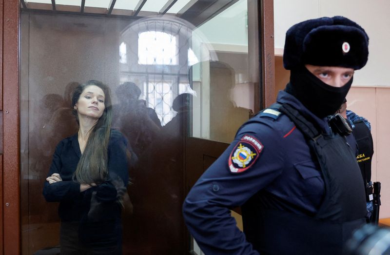 &copy; Reuters. FILE PHOTO: Journalist Antonina Favorskaya stands inside an enclosure for defendants in a courtroom in Moscow, Russia, March 29, 2024. REUTERS/Yulia Morozova/File Photo