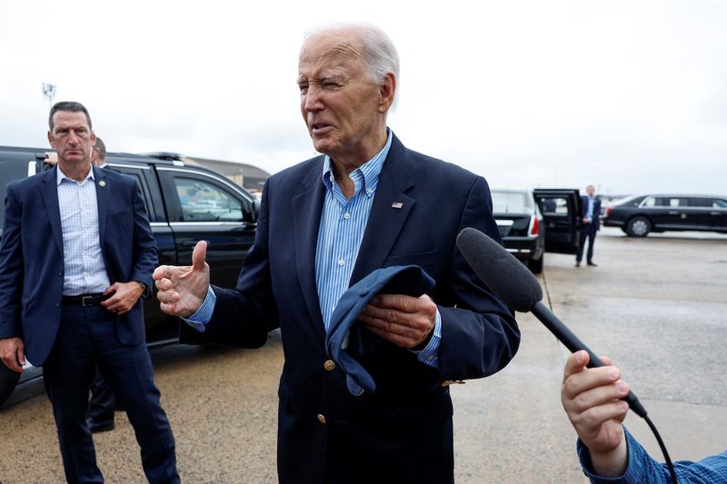 © Reuters. U.S. President Joe Biden speaks to members of the media before boarding Air Force One en route to North and South Carolina, in the wake of Hurricane Helene, at Joint Base Andrews, Maryland, U.S., October 2, 2024. REUTERS/Evelyn Hockstein