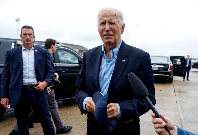 © Reuters. U.S. President Joe Biden speaks to members of the media before boarding Air Force One en route to North and South Carolina, in the wake of Hurricane Helene, at Joint Base Andrews, Maryland, U.S., October 2, 2024. REUTERS/Evelyn Hockstein