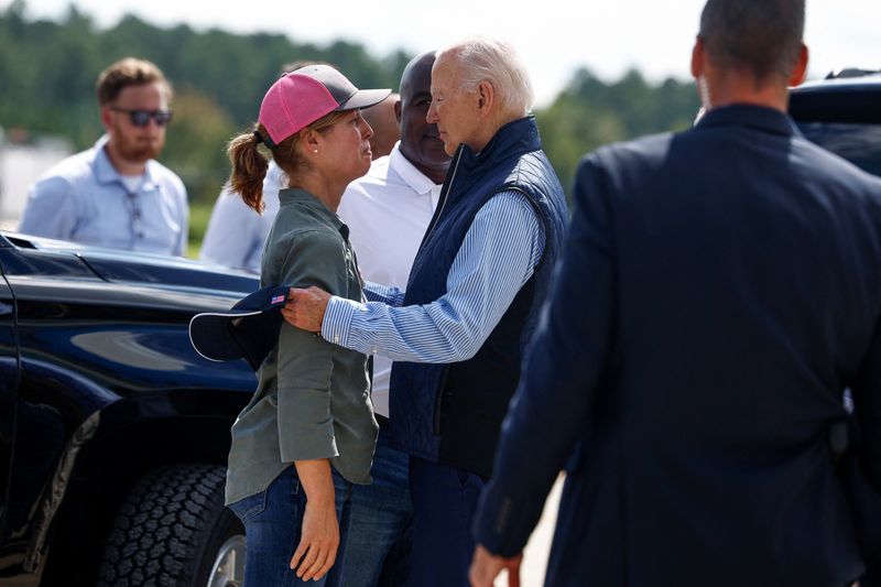 © Reuters. U.S. President Joe Biden embraces Esther Manheimer, mayor of Asheville, North Carolina, at Greenville-Spartanburg International Airport in Greer, South Carolina, U.S., October 2, 2024. REUTERS/Evelyn Hockstein