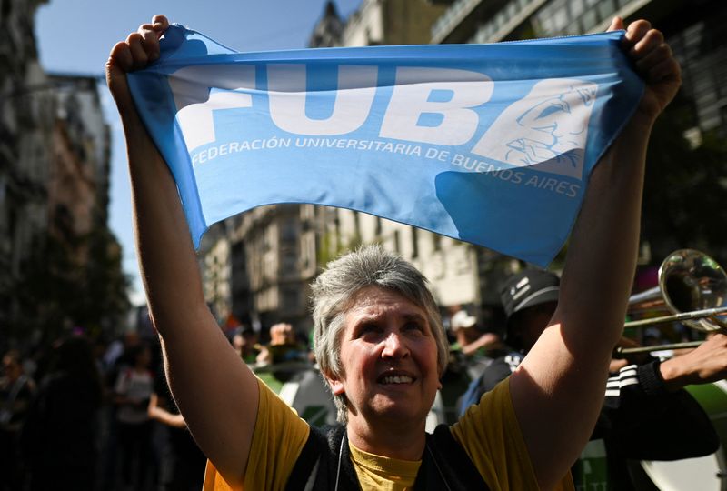 © Reuters. A person holds a sign as Argentine university students, unions, and social groups protest against Argentina's President Javier Milei's promise to veto a law to finance universities, in Buenos Aires, Argentina, October 2, 2024. REUTERS/Pedro Lazaro Fernandez