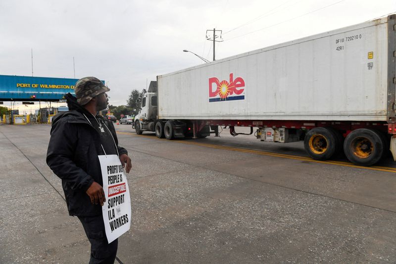 &copy; Reuters. FILE PHOTO: A dockworker demonstrates after a shipping port strike went into effect across the East Coast at the Port of Wilmington, Delaware, U.S., October 1, 2024. REUTERS/Matthew Hatcher/File Photo