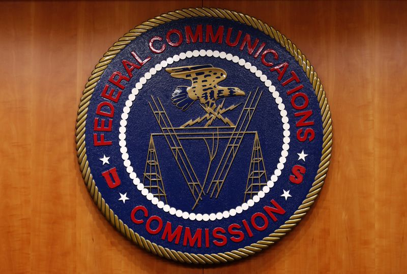 © Reuters. FILE PHOTO: The Federal Communications Commission (FCC) logo is seen before a hearing in Washington February 26, 2015. REUTERS/Yuri Gripas/File Photo