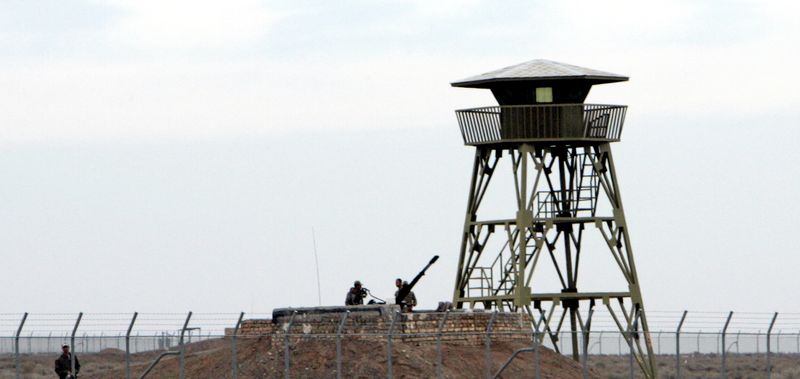 © Reuters. FILE PHOTO: Iranian soldiers stand guard inside the Natanz uranium enrichment facility, 322km (200 miles) south of Iran's capital Tehran March 9, 2006. REUTERS/Raheb Homavandi/File Photo