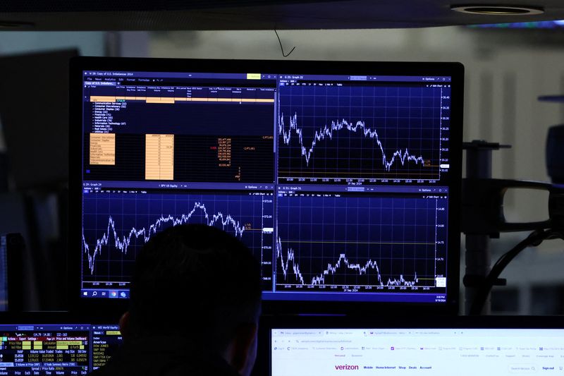 © Reuters. FILE PHOTO: Traders work on the floor at the New York Stock Exchange (NYSE) in New York City, U.S., September 19, 2024.  REUTERS/Brendan McDermid/File Photo